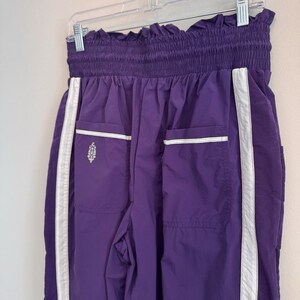 Pantaloni da jogging da donna Free People FP Movement, taglia media, colore ametista scuro, modello Wayside, NUOVI immagine 8