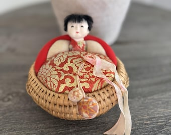 Vintage japanische gewebte Korb Puppe Nadelkissen Geisha Seidenbrokat Made in Japan