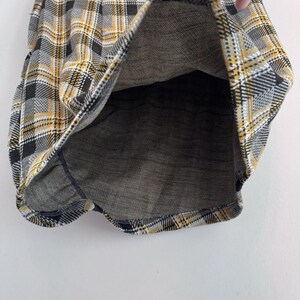 Minifalda a cuadros de Urban Outfitters, amarilla, negra y gris, con fruncido y nudo frontal, talla M para mujer. imagen 5