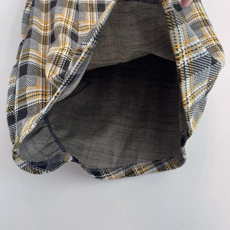 Minifalda a cuadros de Urban Outfitters, amarilla, negra y gris, con fruncido y nudo frontal, talla M para mujer. imagen 5