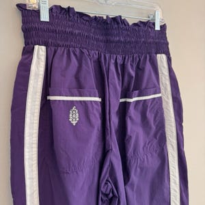 Pantaloni da jogging da donna Free People FP Movement, taglia media, colore ametista scuro, modello Wayside, NUOVI immagine 6