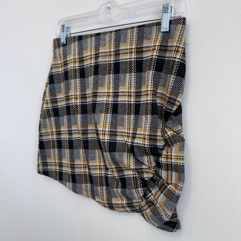Minifalda a cuadros de Urban Outfitters, amarilla, negra y gris, con fruncido y nudo frontal, talla M para mujer. imagen 2