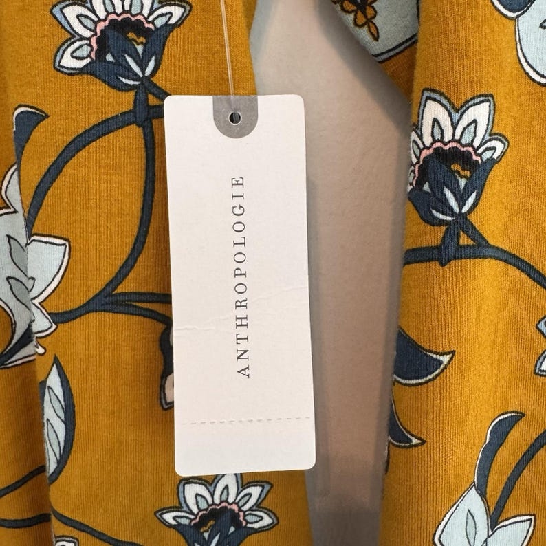 Top Maeve Anthropologie con cuello alto y estampado floral, talla XS, color mostaza, manga larga, nuevo con etiquetas, estilo bohemio. imagen 4