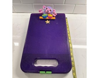 Estuche portapapeles de plástico rígido morado Funky Monkey Bongo de LISA FRANK de 15 pulgadas