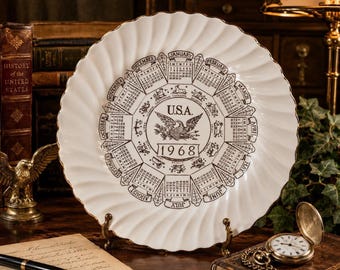Sheffield Bone White 1967 Kalendarz Znaki Zodiaku Dekoracyjny talerz Złote wykończenie 10,25