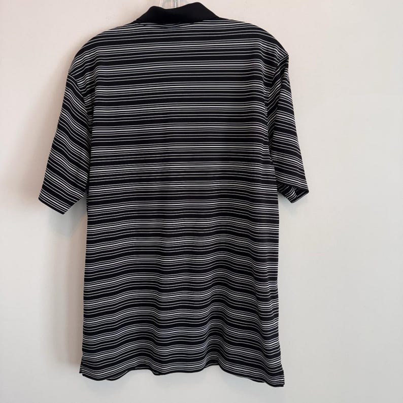 Polo Nike Golf Dri Fit para hombre, talla L, negro, blanco, rayas Swoosh. imagen 2