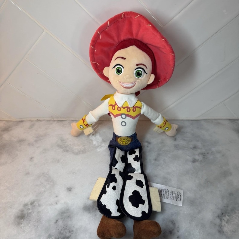Bambola di peluche Jessie di Toy Story della Disney Pixar, stile cowgirl, morbida, 43 cm, Disney Store. immagine 1
