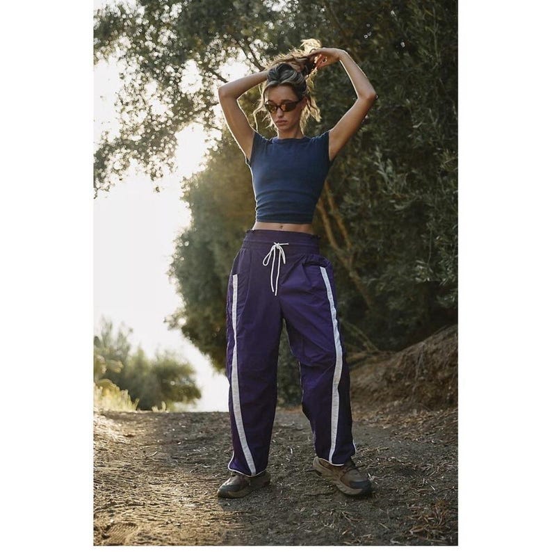 Pantaloni da jogging da donna Free People FP Movement, taglia media, colore ametista scuro, modello Wayside, NUOVI immagine 1