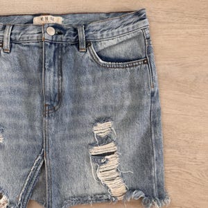 Spódnica z denimu Free People We The Free z przetarciami, 27 surowych brzegów, Y2K, damska zdjęcie 3