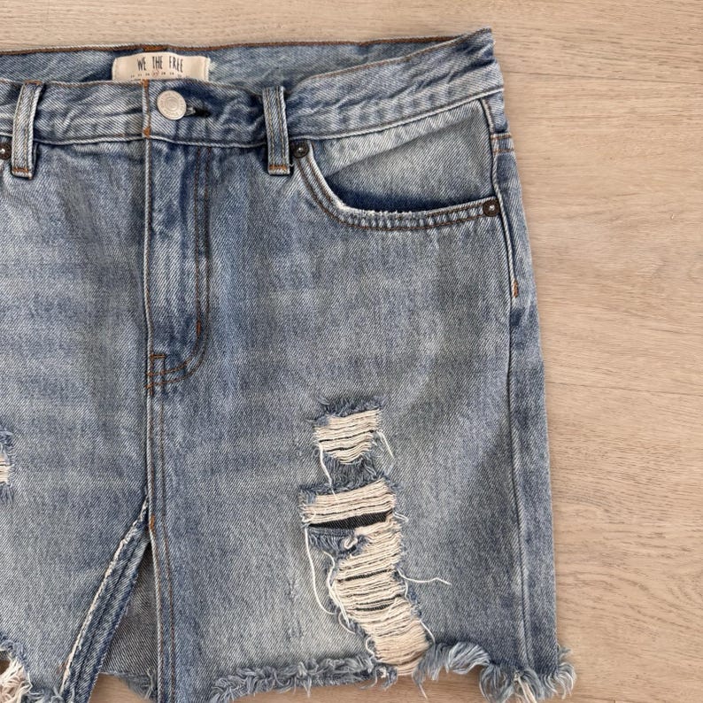 Spódnica z denimu Free People We The Free z przetarciami, 27 surowych brzegów, Y2K, damska zdjęcie 3