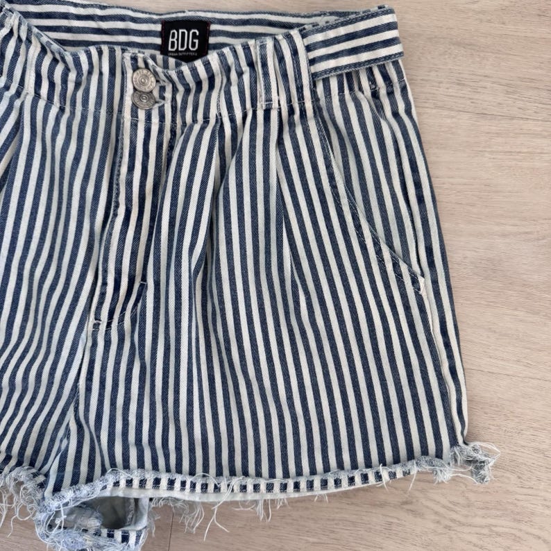 BDG Urban Outfitters Gestreifte Damen-Jeansshorts W29 Raw Hem Y2K Bild 2