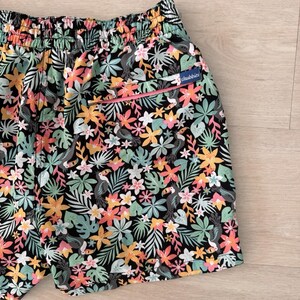 Szorty kąpielowe Chubbies Tropical Toucan, męskie, duże, kwiatowe, plażowe zdjęcie 4
