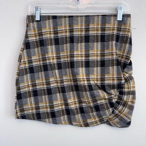 Minifalda a cuadros de Urban Outfitters, amarilla, negra y gris, con fruncido y nudo frontal, talla M para mujer. imagen 1