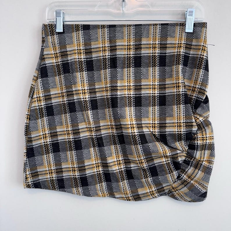Minifalda a cuadros de Urban Outfitters, amarilla, negra y gris, con fruncido y nudo frontal, talla M para mujer. imagen 1
