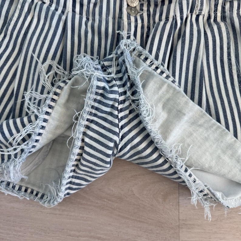BDG Urban Outfitters Gestreifte Damen-Jeansshorts W29 Raw Hem Y2K Bild 4