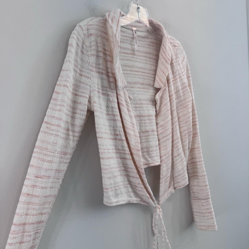 Cárdigan de punto estilo boho, color rosa marfil, abierto por delante, de Free People, talla XS. imagen 9