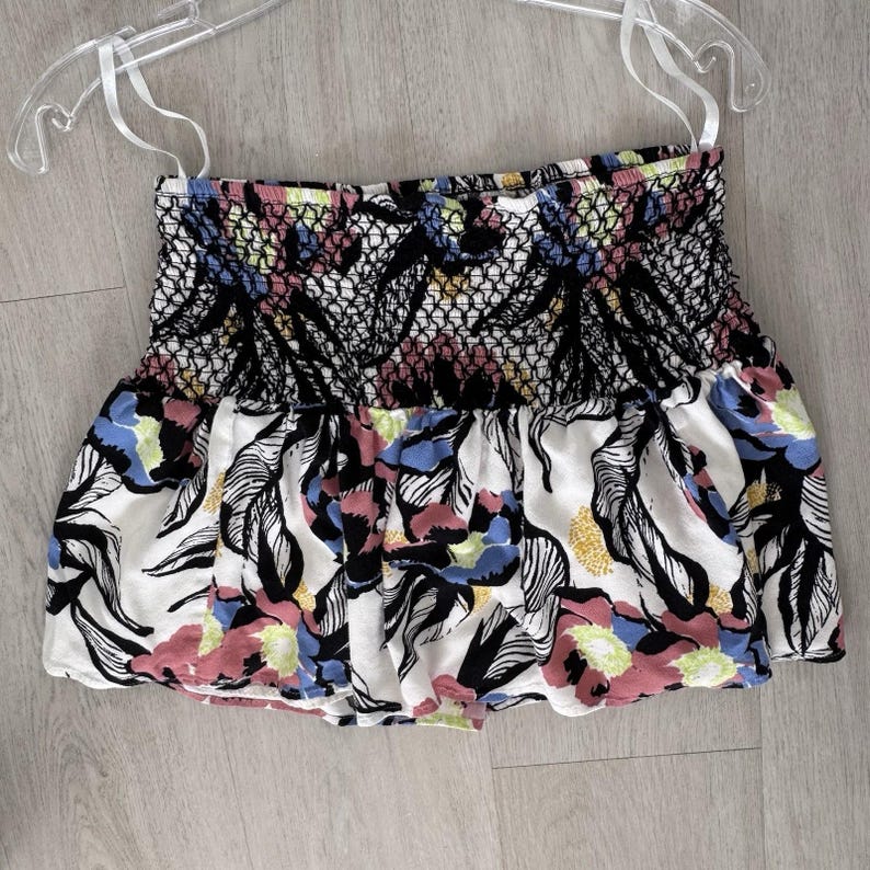Top tomara que caia estilo boho camponês com modelagem franzida em rayon da Free People. imagem 8