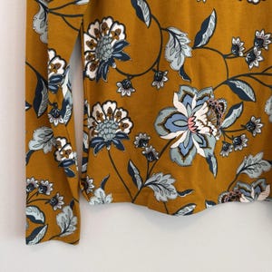 Top Maeve Anthropologie con cuello alto y estampado floral, talla XS, color mostaza, manga larga, nuevo con etiquetas, estilo bohemio. imagen 3