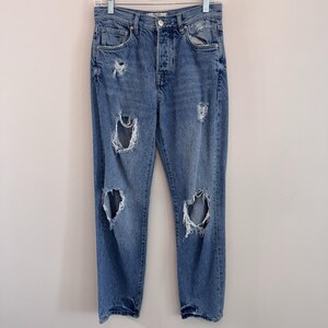 Jeans modello Mom Jeans Free People Distressed da donna, taglia 25, colore blu, vita alta, chiusura con bottoni, stile Y2K immagine 2