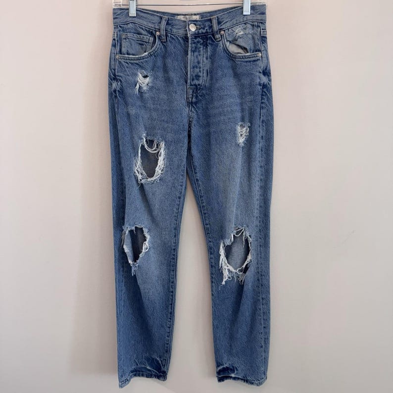 Jeans modello Mom Jeans Free People Distressed da donna, taglia 25, colore blu, vita alta, chiusura con bottoni, stile Y2K immagine 2