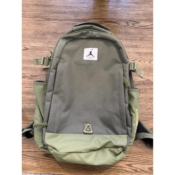 nike air green backpack Adult Unisex Sportswear RPM 2.0 26L Mesh wetdry sleeve to organize and ventilate dirty and clean gear Nike Varsity Elite Backpack-Green/Black