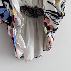 Top tomara que caia estilo boho camponês com modelagem franzida em rayon da Free People. imagem 4