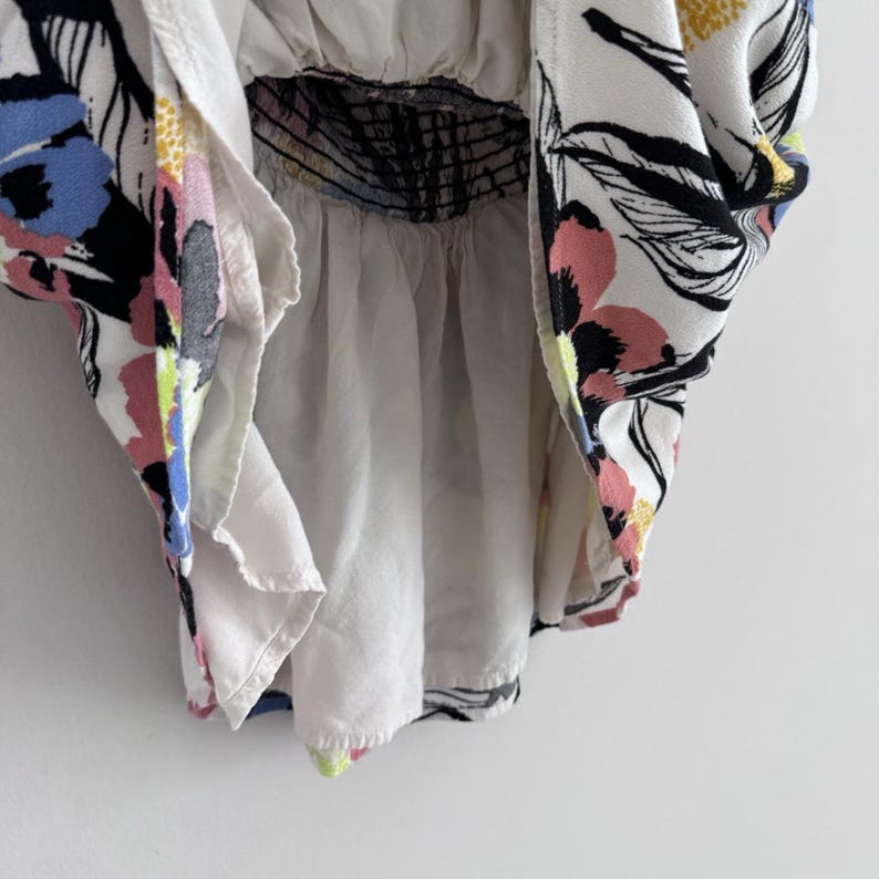 Top tomara que caia estilo boho camponês com modelagem franzida em rayon da Free People. imagem 4