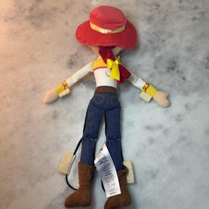 Bambola di peluche Jessie di Toy Story della Disney Pixar, stile cowgirl, morbida, 43 cm, Disney Store. immagine 3