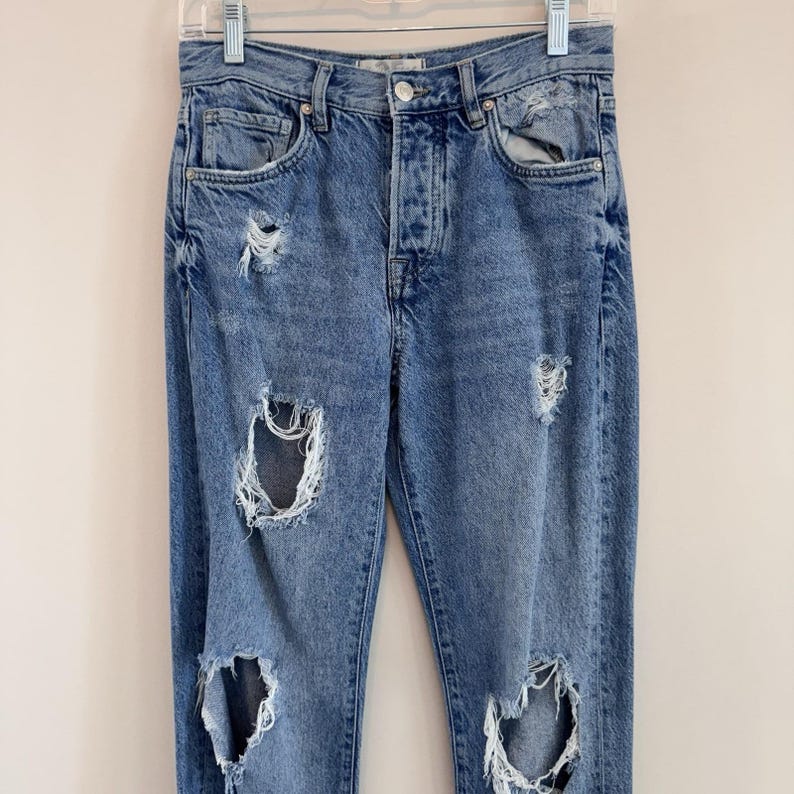 Jeans modello Mom Jeans Free People Distressed da donna, taglia 25, colore blu, vita alta, chiusura con bottoni, stile Y2K immagine 5