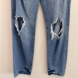 Jeans modello Mom Jeans Free People Distressed da donna, taglia 25, colore blu, vita alta, chiusura con bottoni, stile Y2K immagine 3