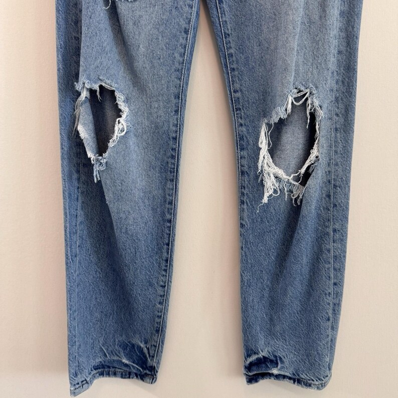Jeans modello Mom Jeans Free People Distressed da donna, taglia 25, colore blu, vita alta, chiusura con bottoni, stile Y2K immagine 3