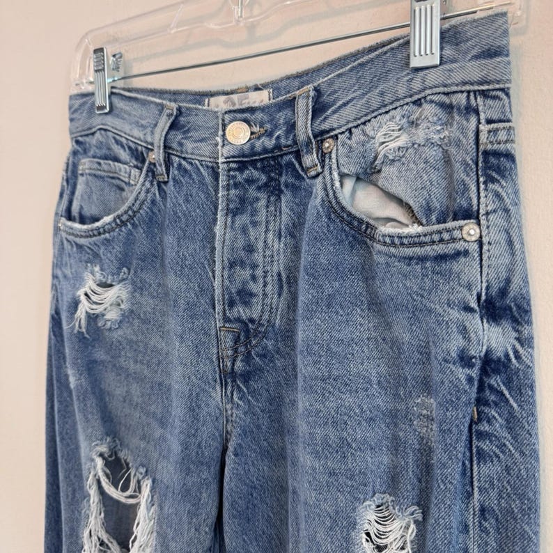 Jeans modello Mom Jeans Free People Distressed da donna, taglia 25, colore blu, vita alta, chiusura con bottoni, stile Y2K immagine 6
