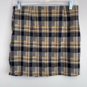 Minifalda a cuadros de Urban Outfitters, amarilla, negra y gris, con fruncido y nudo frontal, talla M para mujer. imagen 4