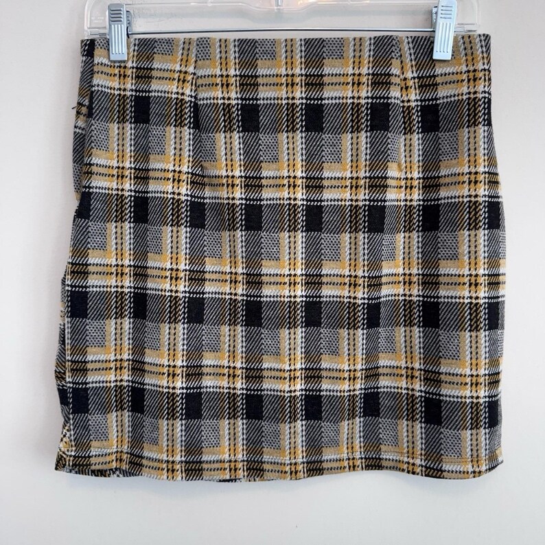 Minifalda a cuadros de Urban Outfitters, amarilla, negra y gris, con fruncido y nudo frontal, talla M para mujer. imagen 4