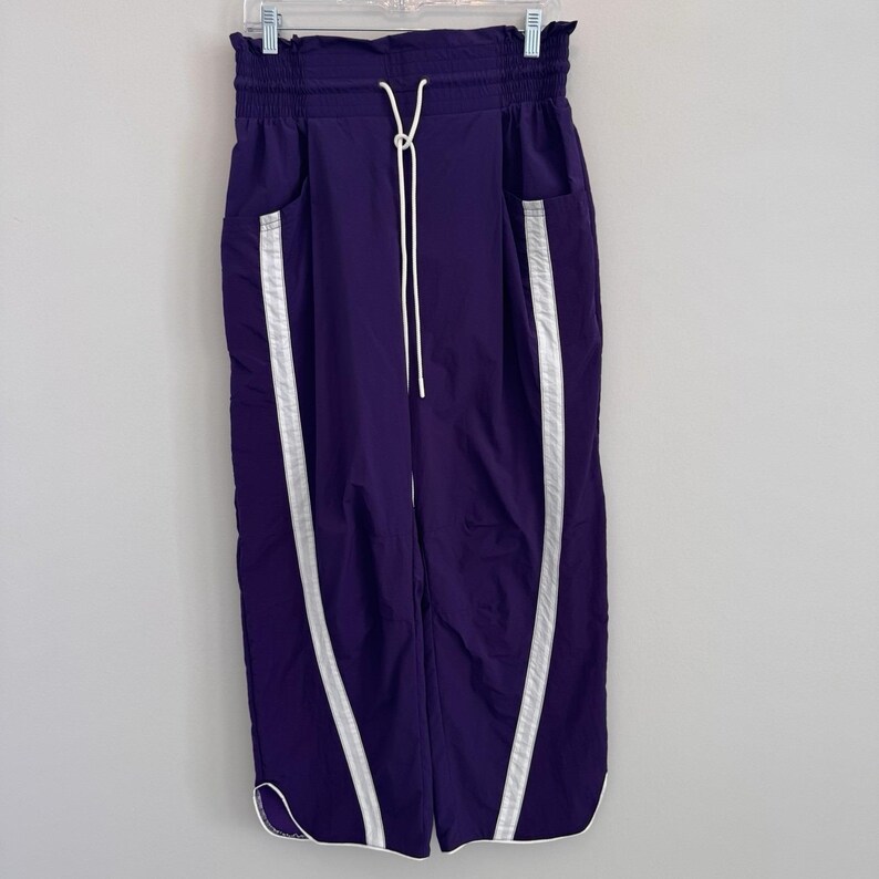 Pantaloni da jogging da donna Free People FP Movement, taglia media, colore ametista scuro, modello Wayside, NUOVI immagine 2