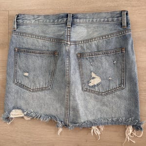 Spódnica z denimu Free People We The Free z przetarciami, 27 surowych brzegów, Y2K, damska zdjęcie 2