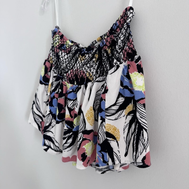 Top tomara que caia estilo boho camponês com modelagem franzida em rayon da Free People. imagem 2