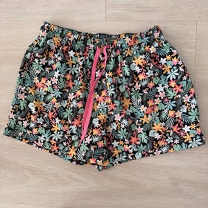 Szorty kąpielowe Chubbies Tropical Toucan, męskie, duże, kwiatowe, plażowe zdjęcie 1