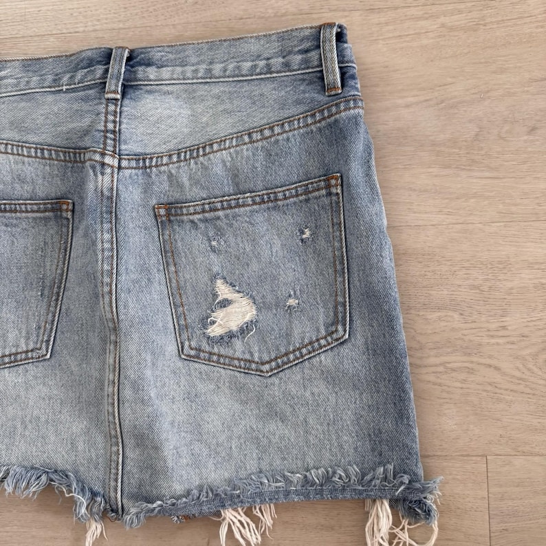 Spódnica z denimu Free People We The Free z przetarciami, 27 surowych brzegów, Y2K, damska zdjęcie 9