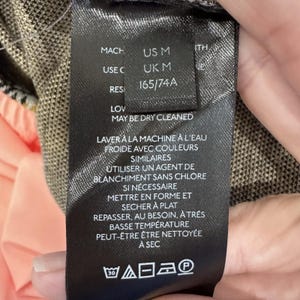 Minifalda a cuadros de Urban Outfitters, amarilla, negra y gris, con fruncido y nudo frontal, talla M para mujer. imagen 6