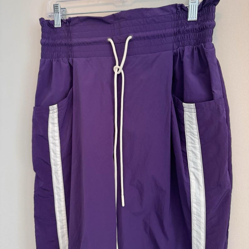 Pantaloni da jogging da donna Free People FP Movement, taglia media, colore ametista scuro, modello Wayside, NUOVI immagine 5