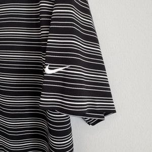 Polo Nike Golf Dri Fit para hombre, talla L, negro, blanco, rayas Swoosh. imagen 4