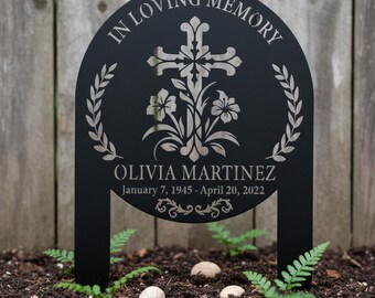 Gepersonaliseerde gedenkteken met kruis en bloemen voor in de tuin, gedenkplaat met kruis en bloemen, grafmonument, cadeau voor een christen