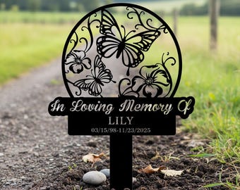 Gepersonaliseerde tuinsteker met vlindermotief ter nagedachtenis, gedenkteken met vlinder en bloemen, gedenkplaat met bloemenmotief, grafsteen