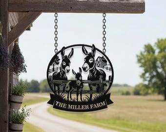 Op maat gemaakt metalen bord met ezelsfamilie op een boerderij, metalen wanddecoratie in boerderijstijl, rustiek hangend bord met boerderijschuur en ezelsilhouet, metalen wanddecoratie met ranchnaam