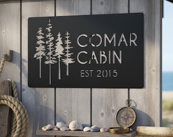 Metalen wandbord voor een blokhut, bord voor een blokhut in het bos, metalen decoratie met dennenboom, decoratie met naam voor de blokhut, rustieke metalen decoratie voor een blokhut, cadeau voor in de blokhut
