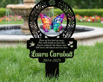 Op maat gemaakt metalen gedenkbord met vlindermotief en paal, kleurrijke gedenkdecoratie, metalen tuindecoratie, gepersonaliseerd gedenkbord met naam, grafsteen voor buiten.