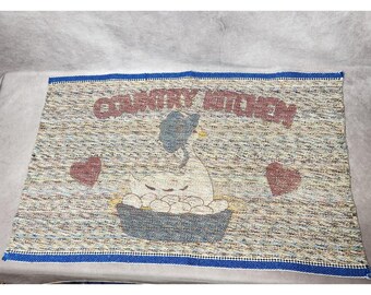 Tappeto vintage anni '80 in stile country con motivo a oca intrecciata, lavello da fattoria, bordo blu con cuori