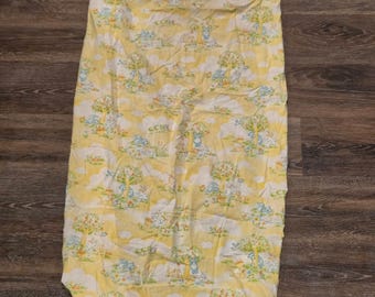 Vintage Dundee Country Sunshine hoeslaken voor wieg, geel met dierenprint: beer en konijn.