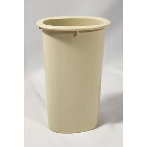 Peut inclure: Un récipient cylindrique beige avec un bord légèrement évasé. Le récipient est fait d'un matériau solide et opaque et a une surface lisse. Le bord a une petite lèvre. Le récipient est vide et repose sur une surface blanche.